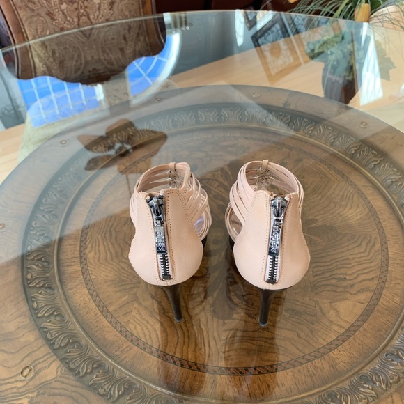 🤍 GUESS Heels 🤍 - Picture 6 of 8